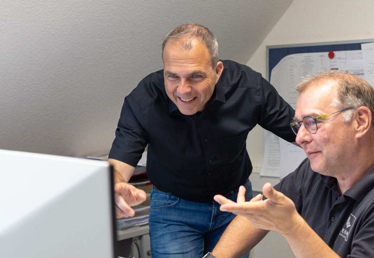 Christoph Lehnen im Gespräch am Schreibtisch